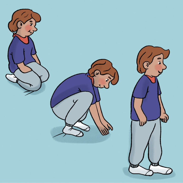 Illustration i tre steg av ett barn som reser sig upp från knästående till stående position. Barnet har brunt hår, lila t-shirt, grå byxor och vita strumpor. I första bilden sitter hen på knä med händerna i knäet. I andra bilden står barnet på huk med händerna i golvet för stöd. I tredje bilden står barnet upprätt med armarna vid sidan och ett leende. Bakgrunden är ljusblå.