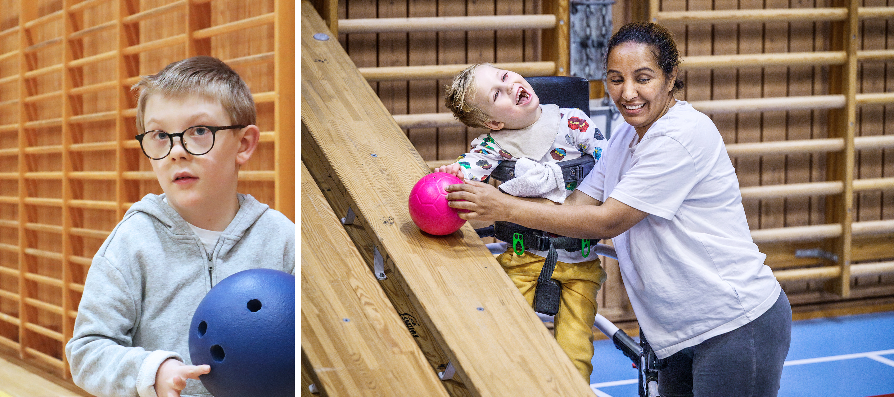 Två barn spelar bowling i en idrottshall. På vänstra bilden håller en pojke med glasögon och grå huvtröja i ett blått bowlingklot och tittar framåt. På högra bilden hjälper en leende vuxen kvinna ett barn i ståstöd att rulla iväg ett rosa bowlingklot nerför en ramp. Barnet skrattar och ser lyckligt ut. Träribbor täcker väggarna i båda miljöerna.